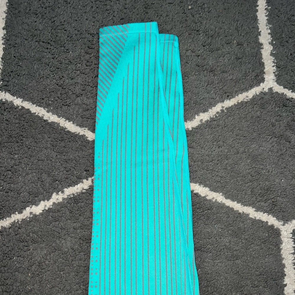 Fabletics Ultra High-Waisted Seamless Dot Bermuda Sea/Rain Cloud Leggings Sz M - Picture 4 of 7
